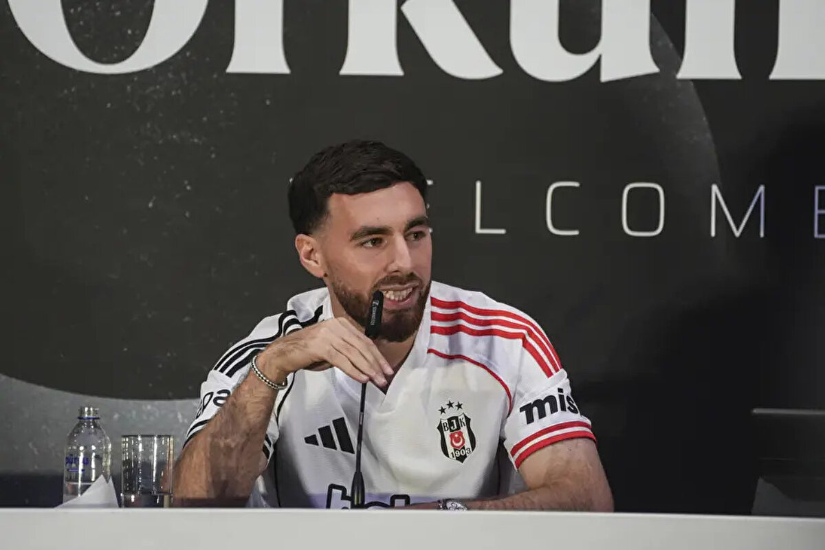 3 hafta önce son maçımı oynadım.  O maçtan sonra 5-6 gün izin yaptım. Transfer oldum ve kampa katıldım. Pek bir şey kaybettiğimi düşünmüyorum. Hazırım. Hocamın ve medikal departmanın onayıyla hazırım ama kararı hoca verir.<br><br>