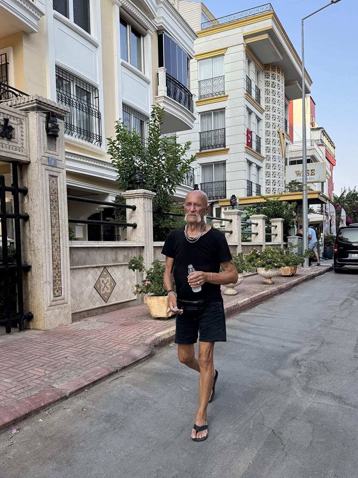 Berber çıraklığından beyaz perdeye uzanan yaşam hikayesiyle dikkati çeken ve canlandırdığı kötü karakterlerle hafızalara kazınan Göğen, 36 yıldır Antalya'da yaşamını sürdürüyor.<br><br>İleri yaşına rağmen hayata tutkuyla sarılan, bir eğlence merkezinde halkla ilişkiler koordinatörlüğü yaparak çalışmaya devam eden Göğen, sinemaya büyük önem veriyor. 2018'de kızı Dünya'yı, 7 ay önce eşi Anjelika'yı kanserden kaybeden sanatçı, eşinden hatıra kalan "Ravda" isimli köpeğine sarılarak hasret gideriyor.