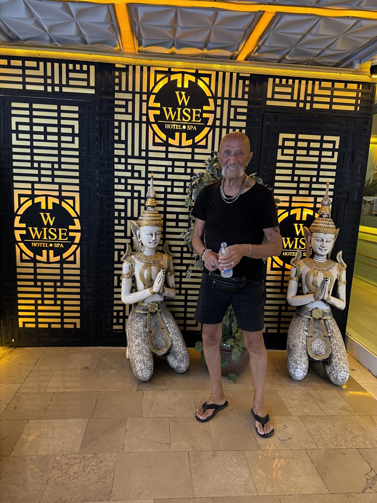 Bu tür haberlerin kendisini üzdüğünü dile getiren Göğen, "Karakterimi, nasıl bir aile reisi olduğumu herkes biliyor. Üzgünüm, sağlığımla ilgili basında yer alan iddialardan dolayı iki gündür gece gündüz herkes beni arıyor. Ne amaçla yapılıyorsa benimle oynamasınlar, çok rahatsız oldum. İşine gücüne bakan biriyim. 80 yaşını buldum, bundan sonra macera da aramıyorum. Reklama da hiç ihtiyacım yok." dedi.