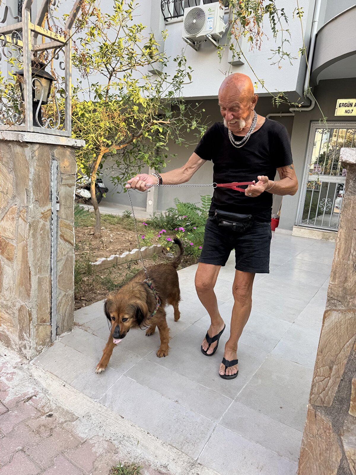 Göğen, sporla büyüdüğünü bunun da faydalarını ileri yaşta daha iyi gördüğünü vurgulayarak, 30 yıl Galatasaray'da, 22 yıl Antalyaspor'da amigoluk yaptığını hatırlattı.<br><br>Amigoluğun çok zor olduğunu belirten Göğen, yıllarca Belgrad ormanında çok koştuğunu, özel spor yaptığını, profesyonel dansçı olduğunu ifade etti.<br><br>Sevenlerinin kendisiyle gördükleri her yerde fotoğraf çektirdiğini aktaran Göğen, "İlkokul mezunuyum, 3 dil biliyorum. 9 yaşından beri çalışıyorum. Neyi görmedim ki. Aile yaşantım çok güzel, evlatlarım var. Bir evladımı kaybettim, 7 ay önce de eşimi kaybettim. Üç ay içinde 4 arkadaşımı kaybettim. Bir yılda 14 kilo verdim." diye konuştu.