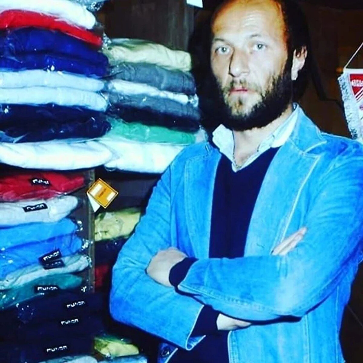 Geçmişte, zor şartlarda imkansızlıklar içinde iyi filmler çektiklerini ifade eden Göğen, "Yeşilçamlı olmaktan gurur duyuyorum. Öyle büyük harika insanlarla çalıştım. Kadın erkek cinsiyet yoktu orada, hep arkadaşlıklar dostluklar vardı. Beraber yemek yiyorsunuz, aç olana ikram ediliyor, evden bir şeyler götürüyorsun. Biz halen yaşıyoruz, toplum bizi seviyor." dedi.<br><br>Göğen, vefat eden sanatçı Ferdi Tayfur'un bir değer olduğunu belirterek, "Çok fazla büyük şarkıcılarla çalıştım ama en iyisi, sinema tipi, en iyi aktör en çalışkanı Ferdi Tayfur. Çok fazla kadın oyuncuyla çalıştım ama Necla Nazır klas kadınlardandı. Buradan selam yollamak isterim, harika bir insandır. 5-6 filmde çalıştık." diye konuştu.<br><br>Sevgiyle yaşadığını, hep mutlu olduğunu vurgulayan Göğen, "Yaşilçamlı olmak ayrıcalık. Karavanlarda, dublörle çalışmadık. Dayağı, lafı yiyen de peynir ekmeği bulamayan da biziz. Yeni oyuncular kıymetini bilsinler. Renkli fotoğrafı onlar gördü, biz görmedik ama seneler sonra renkli fotoğraflar da siyah beyaz oluyor. Yaşamanın kıymetini bilsinler." önerisinde bulundu.