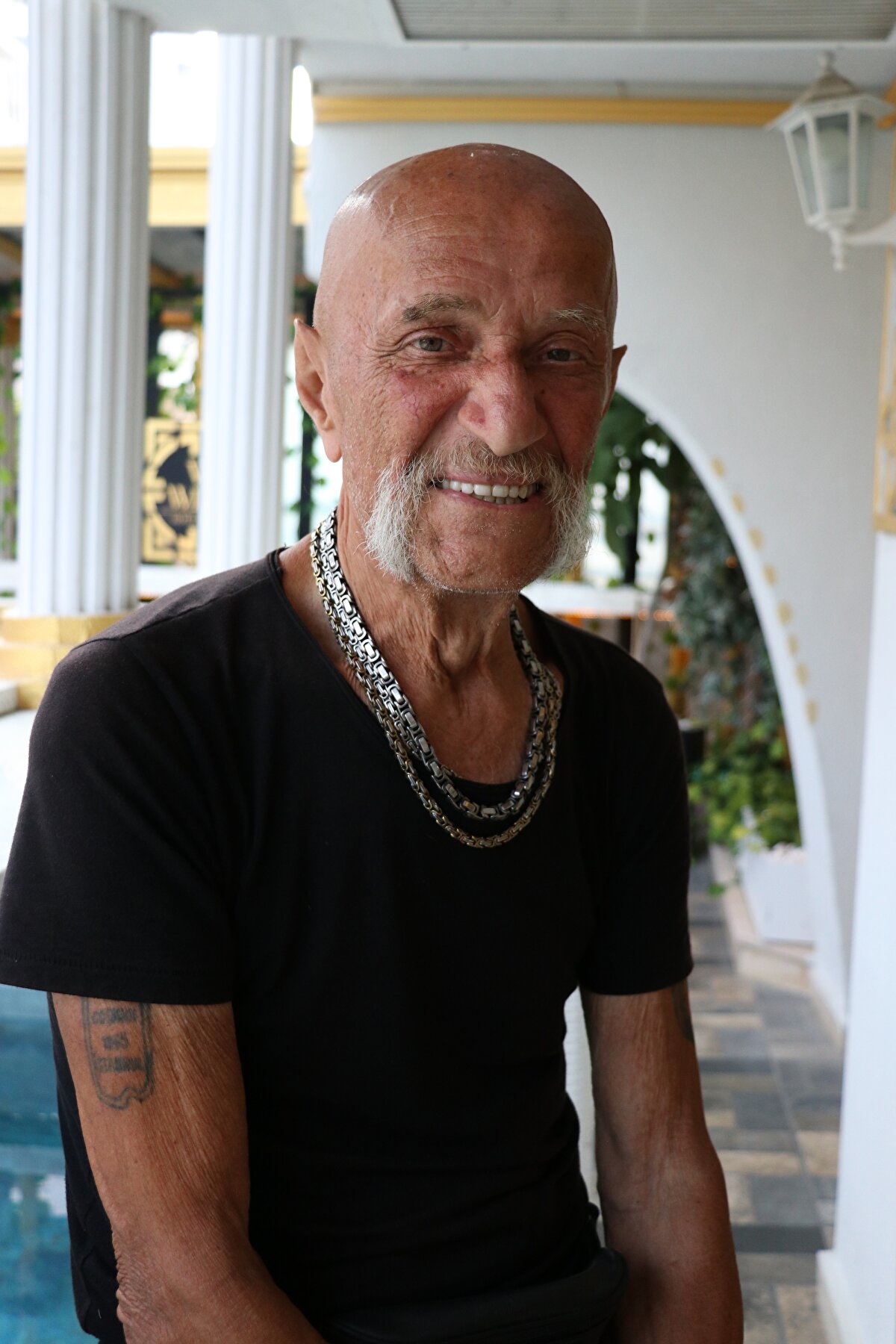 Göğen, Galatasaray'ı çok sevdiğini, Antalyaspor'a da önem verdiğini dile getirerek "Hoş geldin Osimhen, seni çok seviyoruz." ifadesini kullandı.<br><br>Ünlü sanatçı, "Yeşilçam sokağında büyüdüm. Çalıştığım berber dükkanının önünden Yeşilçam'a figüran taşıyan minibüsler kalkardı. Bir gün minibüse atladım ve bir daha dönmedim." diyerek sözlerini tamamladı.