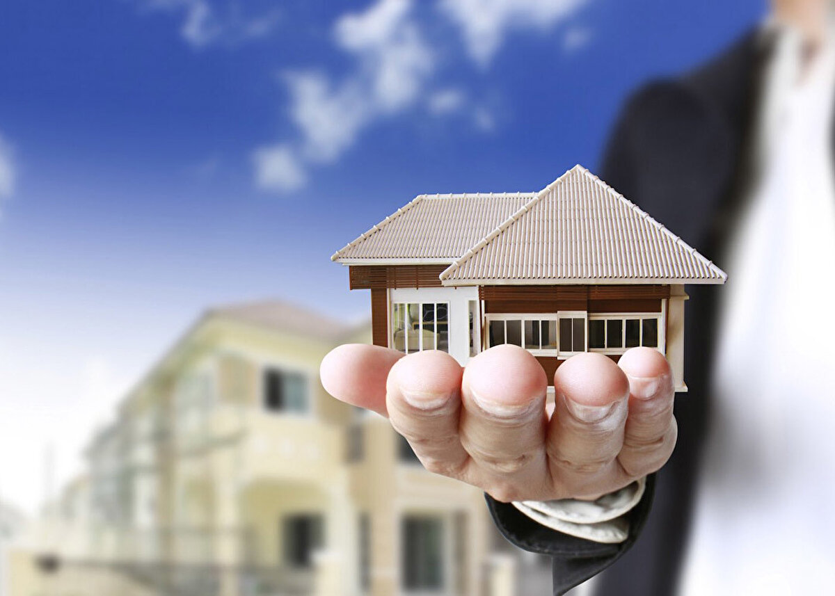 Gayrimenkulde yeni nesil yatırım aracı<br><br>Gayrimenkul sertifikası uygulaması, Türkiye’de konut sektörüne farklı bir soluk getirecek gibi görünüyor. TOKİ ve Emlak Konut GYO’nun öncülüğünde hayata geçirilen bu model, küçük yatırımcıyı büyük projelere dahil ederken, sektörde likiditeyi de artırmayı hedefliyor.