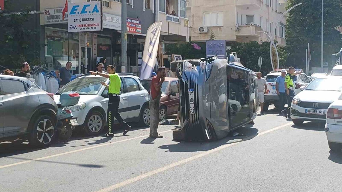 Alınan ilgiye göre, Taşliman Mahallesi Ahmet Sugun Caddesi üzerinde Yalova istikametine giden 34 NDT 372 plakalı SUV tipi elektrikli araç, kontrolden çıkarak yol kenarındaki 06 CTZ 188 ve 77 DU 555 plakalı otomobillere çarparak devrildi. 
