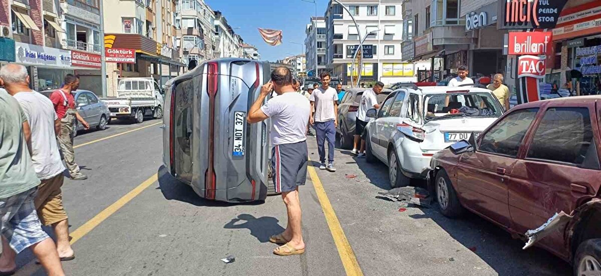 Çarpmanın etkisiyle park halindeki araçlar da birbirine girdi. Kazada yaralanan kadın sürücü, çevredeki vatandaşlar tarafından araçtan çıkarıldı. Hafif yaralanan sürücü, olay yerine gelen sağlık ekipleri tarafından ambulansla Çınarcık Devlet Hastanesi’ne kaldırıldı. Kaza anı ise çevredeki güvenlik kameralarına anbean yansıdı.