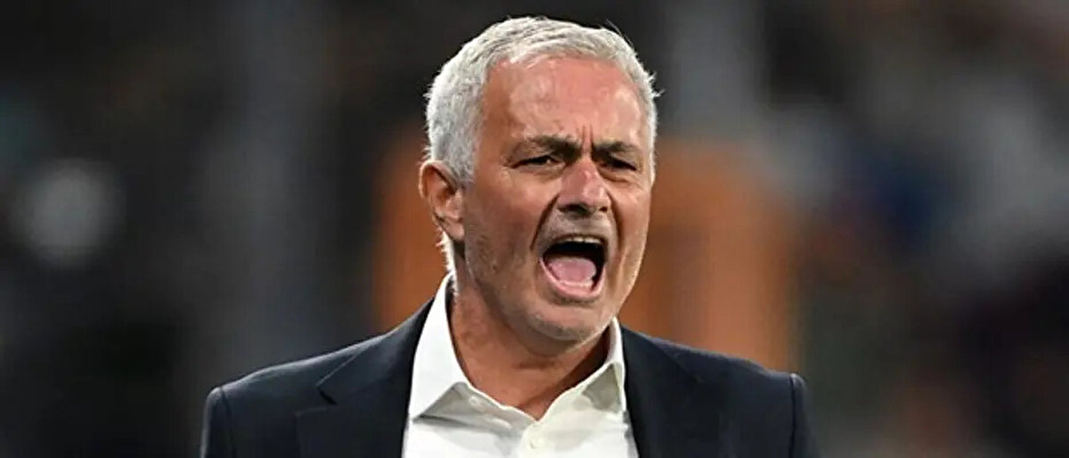 "Günümüzde koç olmak daha mı kolay, yoksa daha mı zor?"<br><br> <br><br>"Daha zor. Oyun değişti. Her zaman çok temel ve hatta biraz aptalca görünen bir şey söylerim: En çok gol atan takım kazanır. Ama durum farklı. Antrenman, uzmanlık gibi konularda. İlk zamanlarımda, bir antrenörün zaten bir menajer olduğunu söylerdim. Şimdi düşünün... Kulüplerin bizi desteklemesi gereken yapılar, oyuncuların spor eğitimi, medya. Kısa bir süre önce, antrenörlük kursları üzerine yaptığım birkaç iş birliğinden birinde, genç bir antrenörün önemli bir şey inşa etmeyi düşünebilmesi için neyin önemli olduğu soruldu. Cevabım 20 yıl öncekinden tamamen farklıydı. Yirmi yıl önce, Profesör Manuel Sérgio'nun bana sadece futbolu anlayan bir antrenörün futbolu hiç anlamadığını ve bu yüzden ne tür bilgiler edinmemiz gerektiğini öğrettiğini söylerdim. Bugün, bunun doğru olduğunu varsayarsak, en iyi şeyin en üst seviyedeki insanlarla çevrili olmak olduğunu söylüyorum. Şimdi, en çok algı yaratan en iyisidir. Geçmişte önemli işleri nasıl elde ediyordunuz? Kazanarak. Peki ya şimdi? Sadece algılar... 2004'te Avrupa şampiyonu olarak Premier Lig'e gittim ve o yıl iki yabancı teknik direktör Premier Lig'e katıldı. Avrupa şampiyonu ve UEFA Kupası galibi: Benítez ve ben. Günümüzde, adını bile bilmediğim teknik direktörler Premier Lig'e gidiyor. Ve bu saygısızlık değil, gerçek. Bazı teknik direktörler tarihlere, rakamlara göre seçiliyor. Bugün ise büyük fikir pazarlanıyor: Kazanmaktan daha önemli olan böyle oynamak, böyle görünmek. İşler kökten değişti."