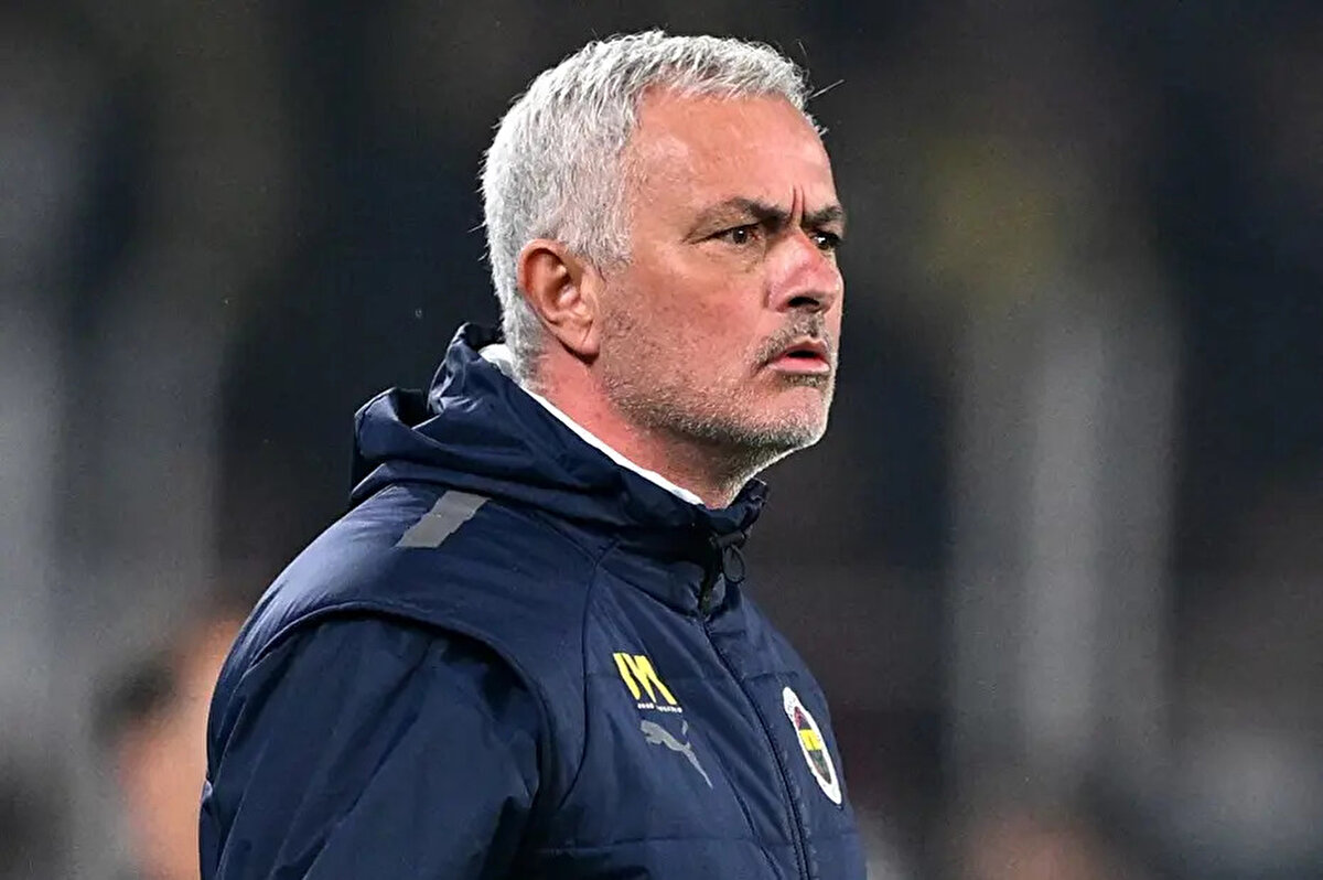 "Birçok antrenör sizin öneminizi çoktan anladı. Büyük liglerde neden çok fazla Portekizli antrenör olmadığını açıklayabilir misiniz?"<br><br> <br><br>"Premier Lig'de her zamankinden daha fazla... Marco [Silva], Nuno [Espírito Santo], Vítor [Pereira] ve Ruben [Amorim]. Dört tane var. Bunlardan biri, en büyük İngiliz takımlarından birinde. Harika. Dünyanın en iyi liginde 20 teknik direktörden bahsediyoruz ve dördü Portekizli..."