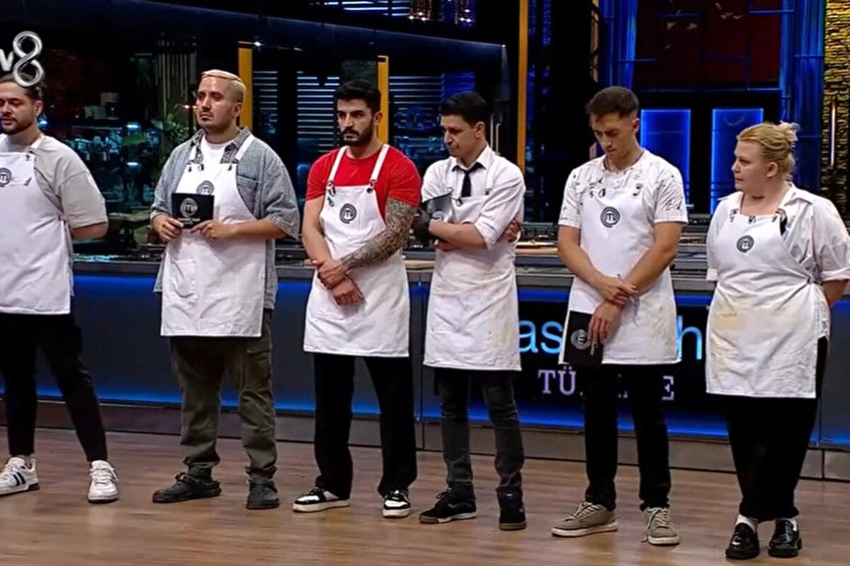 MasterChef ana kadroda kimler var?<br><br>2025 sezonu boyunca ana kadroya seçilen yarışmacılar arasında dikkat çeken isimler şöyle sıralanıyor:<br><br>1. Etapta Kadroya Girenler:<br><br>Furkan<br><br>Eylül<br><br>Çağatay<br><br>Onur<br><br>Hilal<br><br>Yedeklerden Kadroya Dahil Olanlar:<br><br>Elif<br><br>Bilal<br><br>Meryem<br><br>Doğan