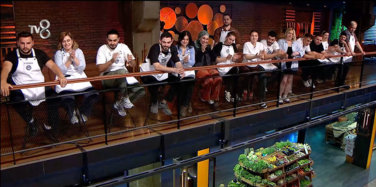 MasterChef Türkiye'nin yeni sezonunda ana kadro seçimleri adım adım ilerlerken, yedek yarışmacılar da mutfaktaki hünerlerini sergileyerek şeflerden tam not almak için mücadele etti. 22 Temmuz 2025 tarihli bölümde MasterChef yedekler arasından ana kadroya geçmeyi başaran isimler şunlar oldu:<br><br>🔹 Nisa<br>🔹 Barış<br>🔹 Alperen<br>🔹 Deniz<br>Bu dört yarışmacı, şeflerin değerlendirmeleri sonucunda ana kadroya yedeklerden dahil oldu.