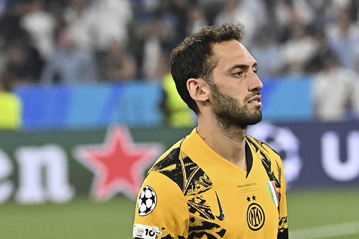 Fenerbahçe'de başkan Ali Koç'un Hakan Çalhanoğlu ile bir görüşme yaptığı ve milli futbolcudan "Fenerbahçe'ye gelirim" yanıtını aldıktan sonra harekete geçtiği iddia edilmişti.<br>