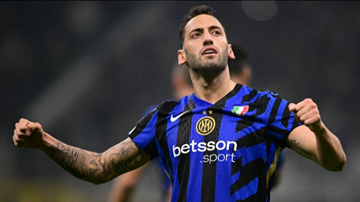 Ancak Galatasaraylı olduğu yönünde açıklamaları bulunan Hakan Çalhanoğlu'nun, sarı kırmızılı taraftarların sosyal medyadaki tepkileri sonrası Fenerbahçe'ye transfer olma kararından vazgeçtiği öne sürüldü.<br><br>