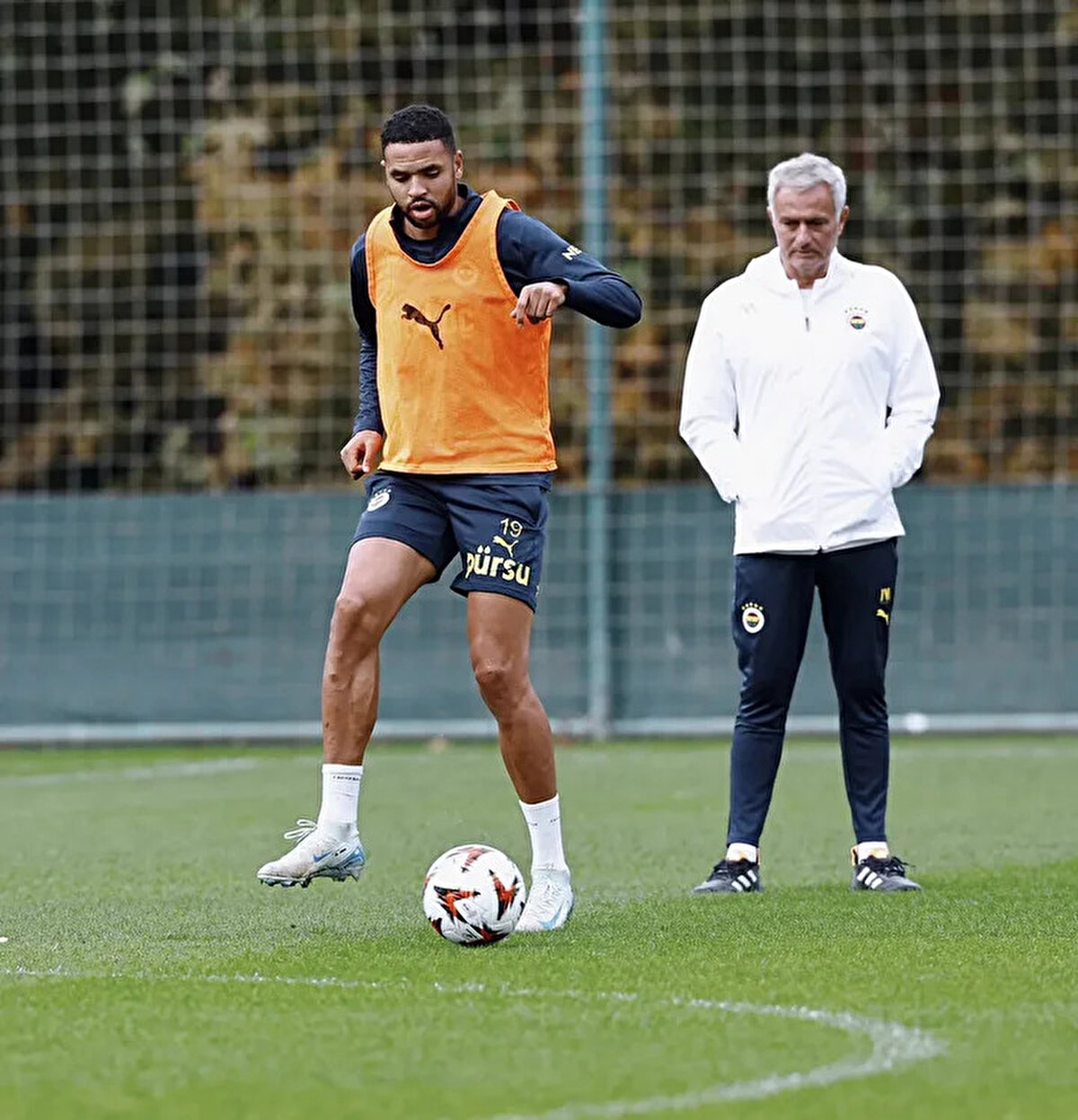 Yönetim de yıldız futbolcu için gelen teklifleri Feyenoord eşleşmesi sonrasına bırakmış durumda. 5 ve 12 Ağustos'ta Hollanda ekibiyle yapılacak karşılaşmalar sonrasında gelen tekliflerin değerlendirileceği kaydedildi.<br><br>