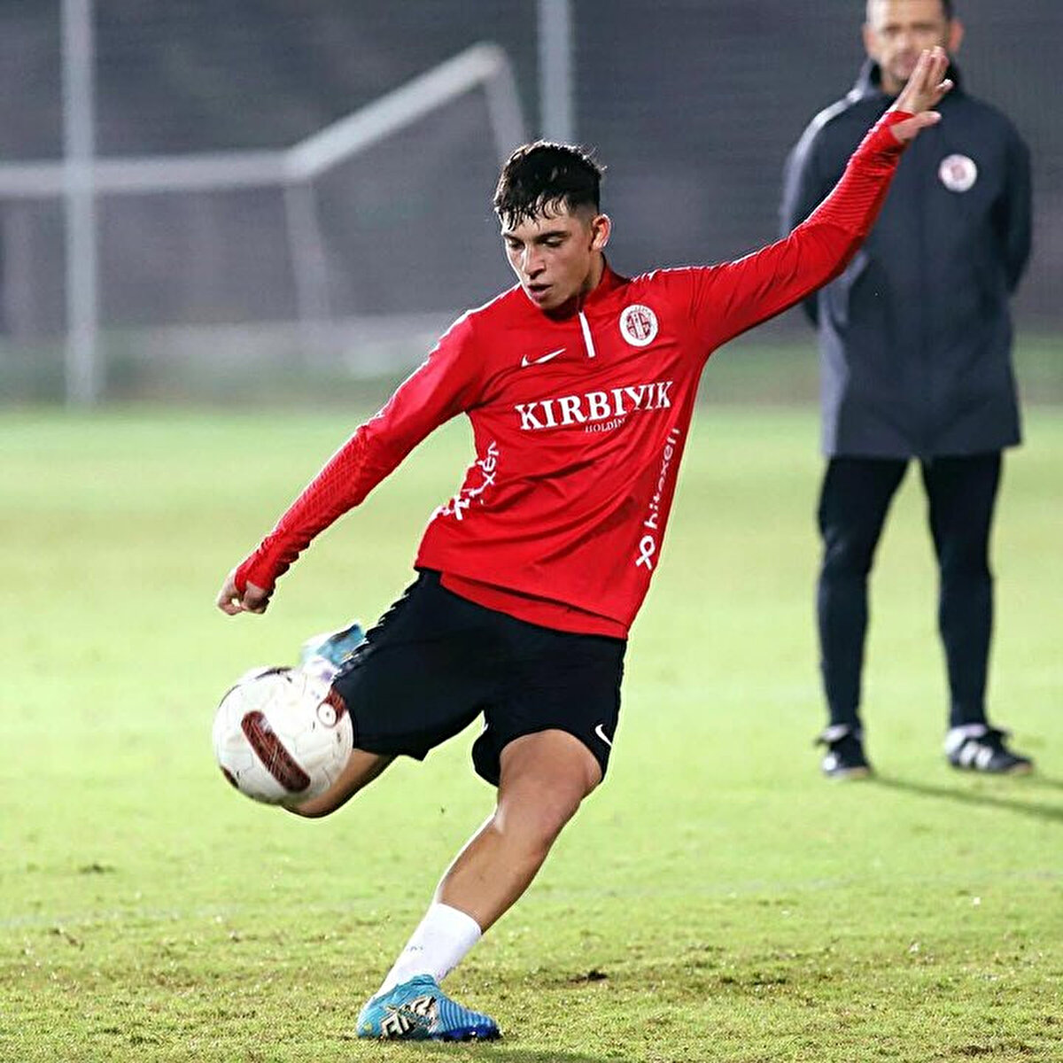 Hasan Yakub'un Mauro Icardi hayranı olduğu ve altyapıda attığı gollerde Arjantinli yıldızın gol sevincini yaptığı öğrenildi.<br><br>