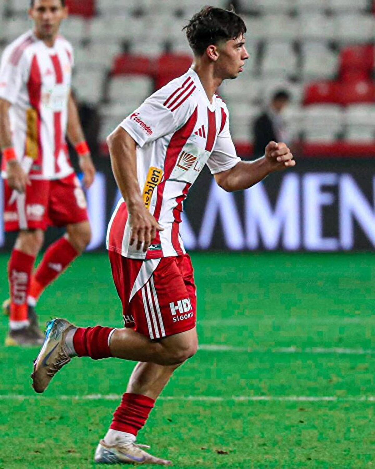 U15, U16 ve U17 milli takımlarında da forma giyen Hasan Yakub, orta saha ve sol kanat bölgelerinde oynayabiliyor.<br><br>