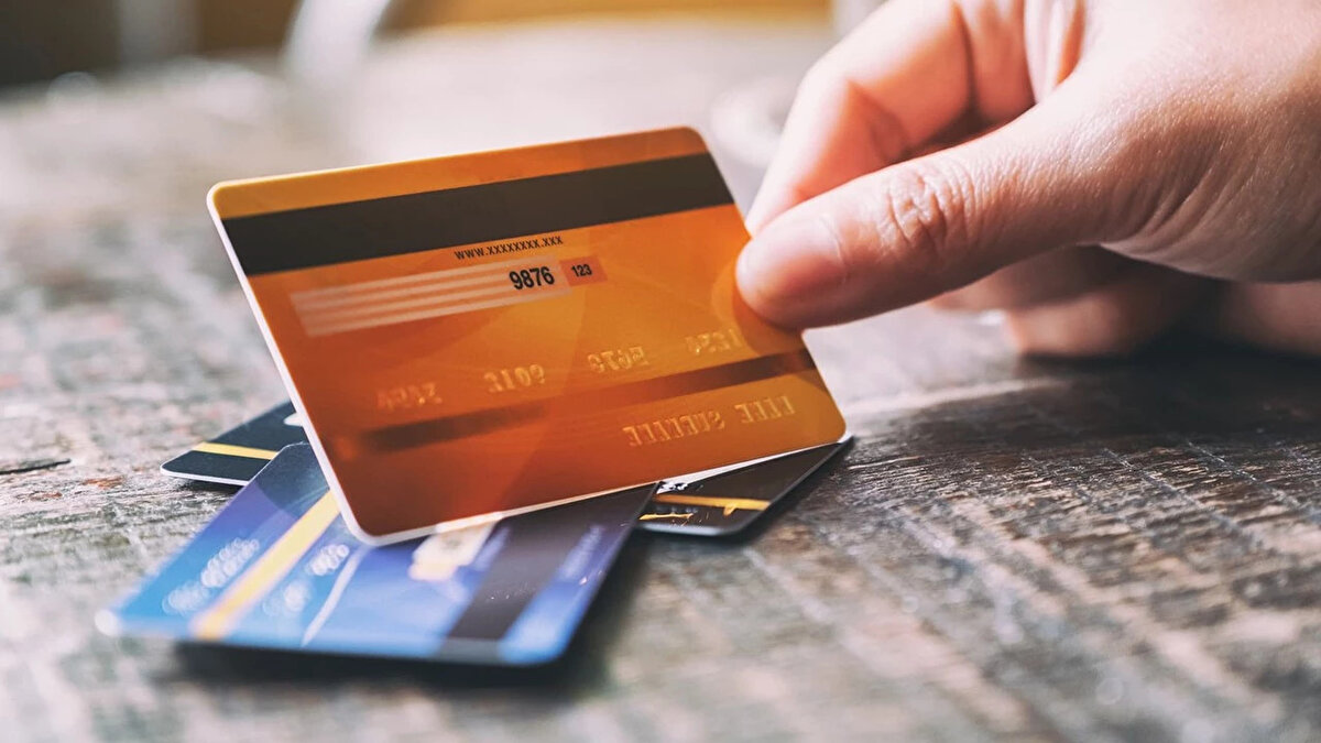 Kimler yararlanabilecek?<br><br>Yeni düzenlemeye göre yapılandırmadan faydalanabilecek gruplar şunlar:<br><br>Dönem borcunu kısmen ya da tamamen ödeyemeyen bireysel kredi kartı kullanıcıları<br><br>Anapara ve/veya faiz ödemelerinde gecikme yaşayan ihtiyaç kredisi müşterileri<br><br>Daha önce yapılandırma sürecine girmiş olan bireysel kredi kartı ve ihtiyaç kredisi kullanıcıları