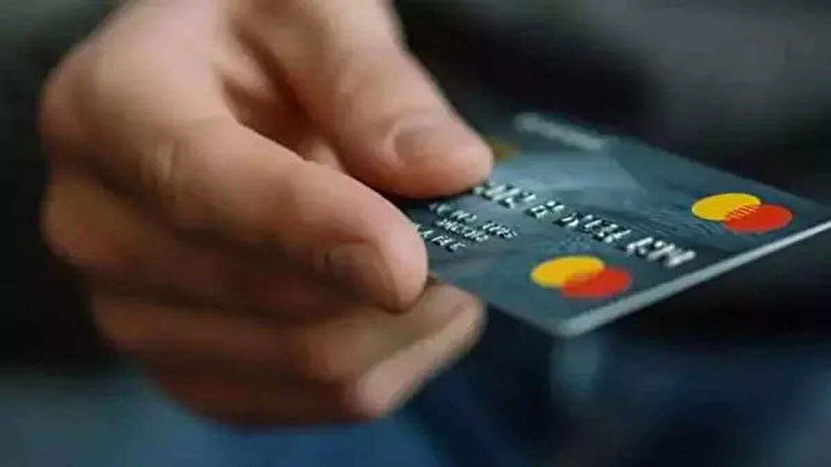 Kredi kartı borcu için azami faiz oranı ne kadar?<br><br>Yeni düzenleme ile birlikte, kredi kartı borçlarını yapılandırmak isteyen vatandaşlara uygulanacak azami aylık faiz oranı %3,11 olarak belirlendi.<br><br>Resmî Gazete’de yayımlanan tebliğe göre bu oran, Türkiye Cumhuriyet Merkez Bankası (TCMB) tarafından açıklanan aylık referans oranı aşamayacak. Ayrıca, yapılandırılan borçlarda uygulanacak gecikme faiz oranı da belirlenen en yüksek gecikme faiz oranını geçemeyecek.<br><br>Katılım bankaları açısından ise bu oranlar kâr payı oranı ve gecikme cezası oranı şeklinde uygulanacak.