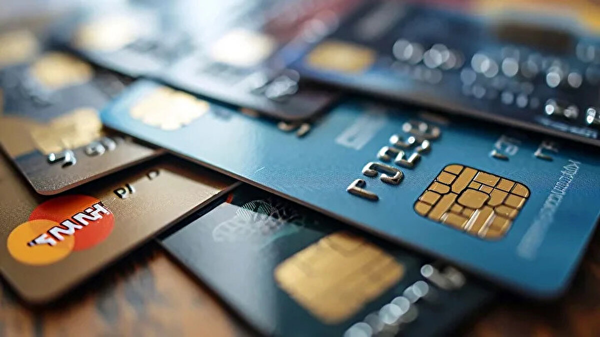 Kredi borcu yapılandırma başvurusu nasıl yapılır?<br><br>Yapılandırma başvuruları, ilgili bankaların çeşitli kanalları üzerinden yapılabilecek. Vatandaşlar;<br><br>Banka şubelerine giderek,<br><br>Mobil bankacılık uygulamaları üzerinden,<br><br>İnternet bankacılığı kanalları aracılığıyla<br><br>başvurularını gerçekleştirebilecek.<br><br>Başvurunun olumlu sonuçlanması durumunda, yapılandırma sözleşmesi imzalanarak borç taksitlendirme süreci başlayacak.