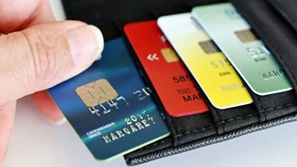 Yapılandırma şartlarında neler değişti?<br><br>BDDK'nın açıklamasında önceki düzenlemeye kıyasla yapılan değişiklikler şu şekilde özetlendi:<br><br>Kredi kartlarında artık yalnızca asgari tutarı ödemeyenler değil, dönem borcunu kısmen ya da hiç ödeyemeyen bireyler de yapılandırma kapsamına alındı.<br><br>İhtiyaç kredilerinde gecikme kriteri "30 gün" ile sınırlı olmaktan çıkarıldı. Artık her türlü gecikmiş ödeme yapılandırmaya konu olabilecek.<br><br>Yapılandırılacak borç, daha önce olduğu gibi karar tarihindeki değil, yapılandırma tarihindeki borç bakiyesi olacak.<br><br>Daha önce yapılandırılmış olan borçlar da tekrar yapılandırılabilecek.