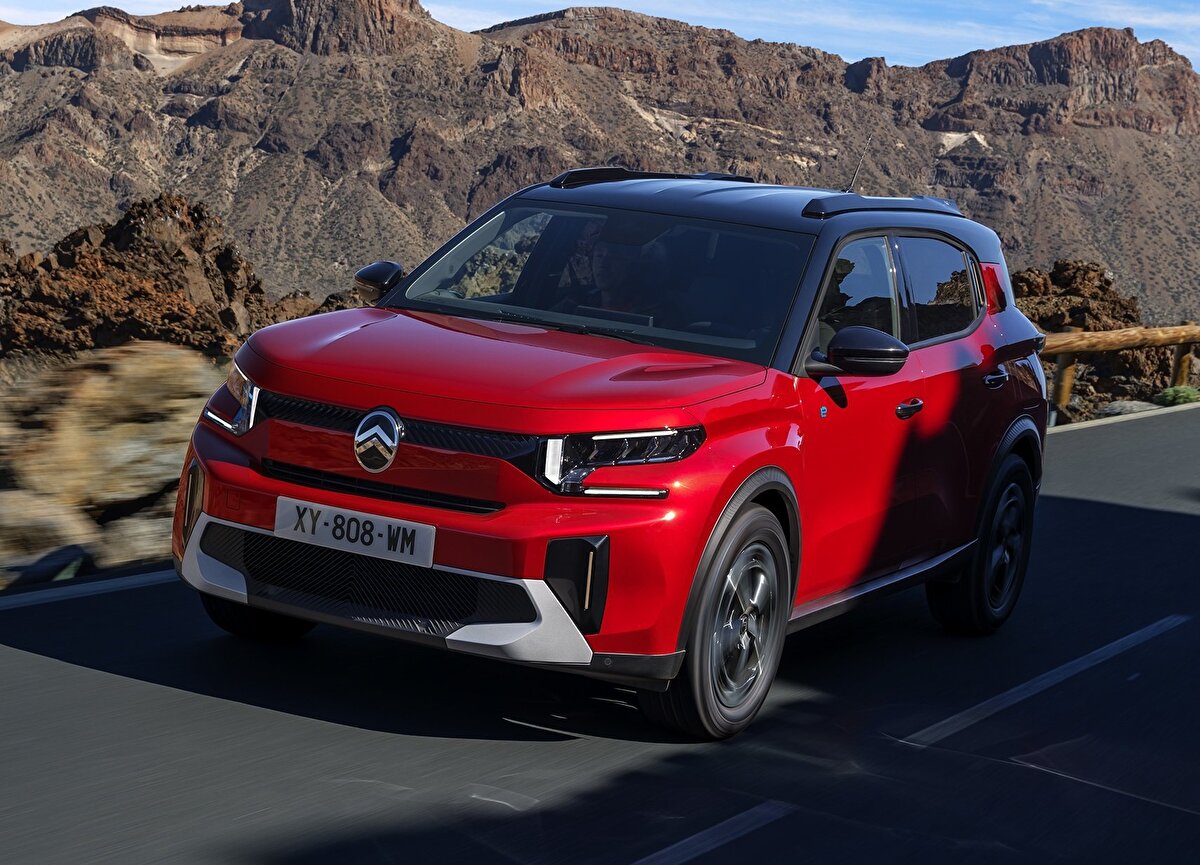 Almanya’da sadece 2.000 avro fiyat farkıyla satışa sunulan bu yeni versiyon, mevcut 44 kWh yerine 50 kWh kullanılabilir batarya kapasitesi ile donatılıyor. Yeni batarya, E-C3 Aircross’un menzilini yaklaşık 400 kilometreye çıkarıyor. Bu da şehir içi kullanımda büyük avantaj sağlarken, elektrikli araç kullanıcılarının menzil endişesini azaltıyor.