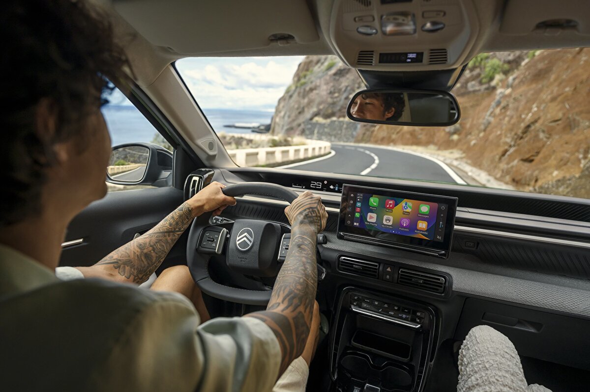 Daha güçlü motor ve artan performans<br><br>4,39 metre uzunluğundaki bu kompakt SUV’un yeni versiyonunda LFP (Lityum Demir Fosfat) batarya teknolojisine yer veriliyor. Aracın motor gücü ise 83 kW, yani yaklaşık 113 beygir olarak açıklandı. Azami hızı ise 143 km/saat olarak duyuruldu. Bu da hem şehir içinde hem de şehirlerarası yolculuklarda yeterli bir performans sunacağı anlamına geliyor.