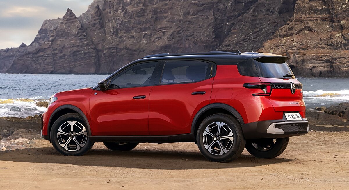 Türkiye'ye gelip gelmeyeceği belli değil<br><br>Citroen E-C3 Aircross’un bu uzun menzilli versiyonunun Türkiye’ye gelip gelmeyeceği ise şu an için belirsizliğini koruyor. Ancak Avrupa pazarında gösterdiği ilgi göz önüne alındığında, markanın Türkiye pazarında da bu versiyona yer vermesi sürpriz olmayacak.<br>