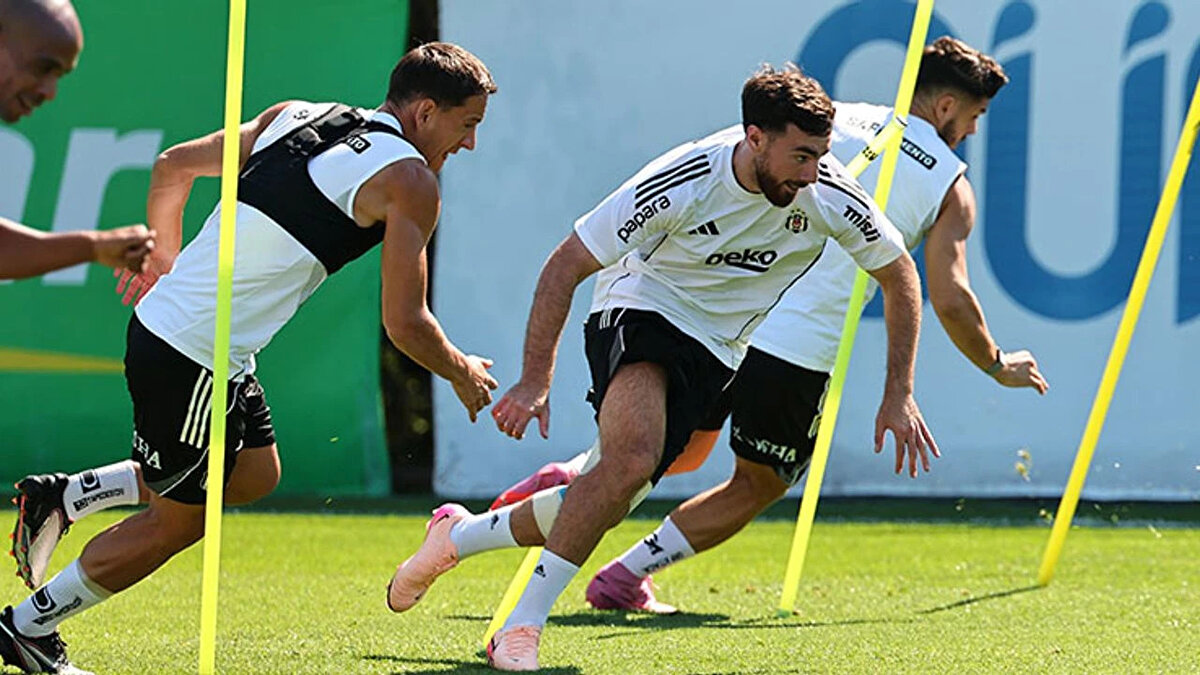 Beşiktaş 4 isimi UEFA'ya bildirmedi<br><br>Beşiktaş'ın UEFA'ya bildirdiği listede Emrecan Uzunhan, Alex Oxlade-Chamberlain, Jean Onana ve Bakhtiyor Zaynutdinov yer almıyor. Peki Beşiktaş'ın UEFA'ya bildirdiği listede kimler var? İşte bu sorunun cevabı: <br><br>Kaleci: Mert Günok, Ersin Destanoğlu<br><br>Defans: Jonas Svensson, Gabriel Paulista, Felix Uduokhai, Necip Uysal, Tayyip Talha Sanuç, David Jurásek, Emirhan Topçu, Tayfur Bingöl<br><br>Orta Saha: Demir Ege Tıknaz, Amir Hadžiahmetović, Milot Rashica, Salih Uçan, Orkun Kökçü, Keny Arroyo, Kartal Kayra Yılmaz, João Mário, Ernest Muçi, Can Keleş, Rafa Silva, Al Musrati, Elan Ricardo, Gedson Fernandes<br><br>Forvet: Tammy Abraham