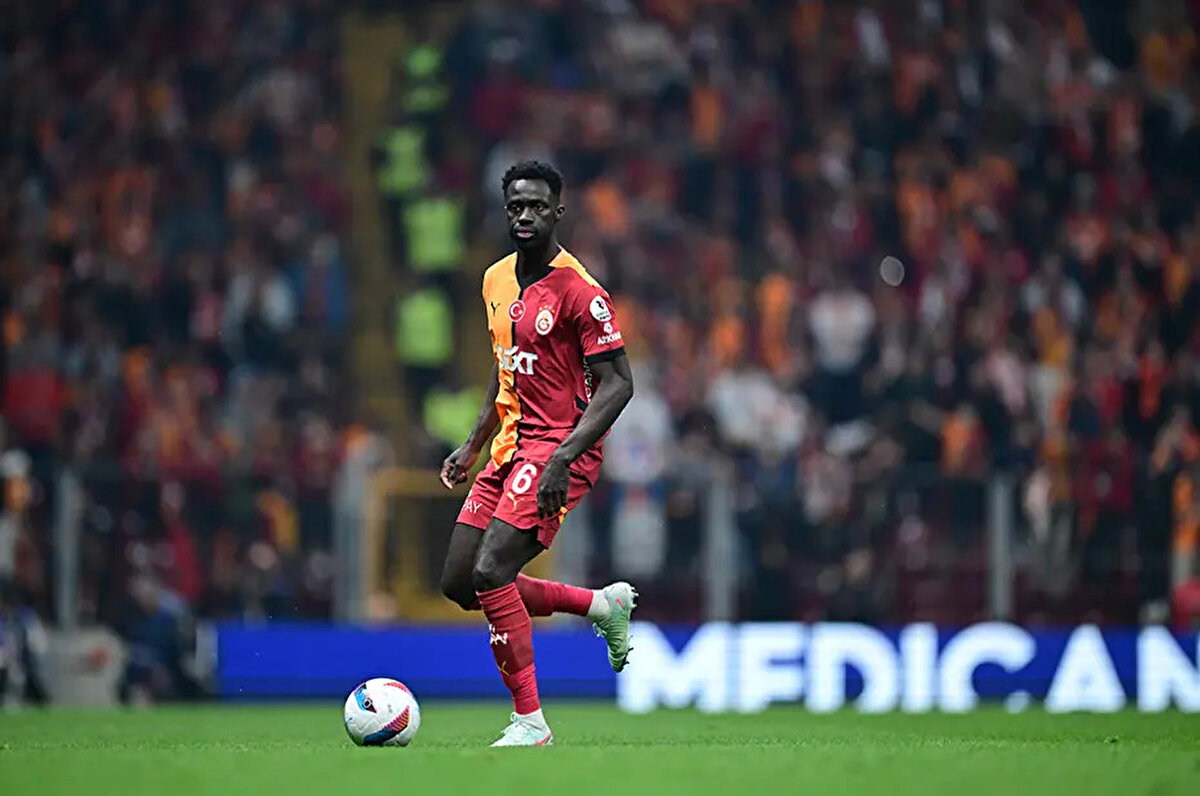 Hedefleriyle ilgili konuşan Kolombiyalı stoper, “Hedefime tarih yazmaya devam etmek diyebilirim. Bu çok kolay bir şey değil. Bir şeyi kazandıktan sonra, yıldan yıla tekrar bu başarıyı devam ettirmek, hep kazanmak, kazanma alışkanlığı kazanmak… Çünkü insan bir defa alıştığı zaman, işler kötü giderse bunu düzeltmeyi başarması gerekiyor. Ve tarih de ancak bu şekilde yazılabiliyor. Bu sadece tek bir oyuncunun işi değil. Kolektif bir şekilde başarmanız lazım bunu. Hedeflere böyle bakmak lazım. Bireysel değil, kolektif hedefler diye bakmak lazım. Bir şeyi başardığınız zaman en iyisi olmuyorsunuz. Bunu yapmaya devam etmeniz lazım. Daha büyük olmanız lazım, geliştirmeniz lazım. Bu ancak rekabetçi bir ruhla olabilecek bir şey. Bireysel hedefler hep var. Ben de bu başarıların başrol oyuncularından olmak istiyorum. Bu sene ayrıca Avrupa'da da önemli hedeflere ulaşmak için bir başrol oyuncusu olarak burada bulunmak ve tarih yazmaya devam etmek istiyorum.”<br><br>