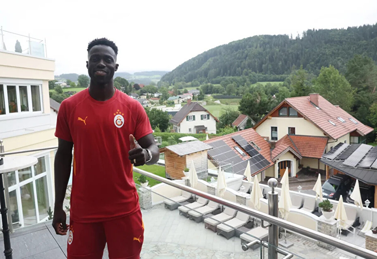 Taraftara geçen sezondan daha fazla ihtiyaç duyduklarını söyleyen Sanchez, “Sadece şu mesajı verebilirim taraftarımıza, bize destek olmaktan hiç vazgeçmesinler. Biz Galatasaray'ı temsil etmekten dolayı, onları temsil etmekten dolayı gurur duyuyoruz. Ve onlar da bizim yaptıklarımızdan gurur duysunlar istiyoruz. Hedeflerimiz büyük ve bu sezon onlara ihtiyacımız var. Belki geçen senelerden daha fazla" diyerek sözlerini noktaladı.<br><br>