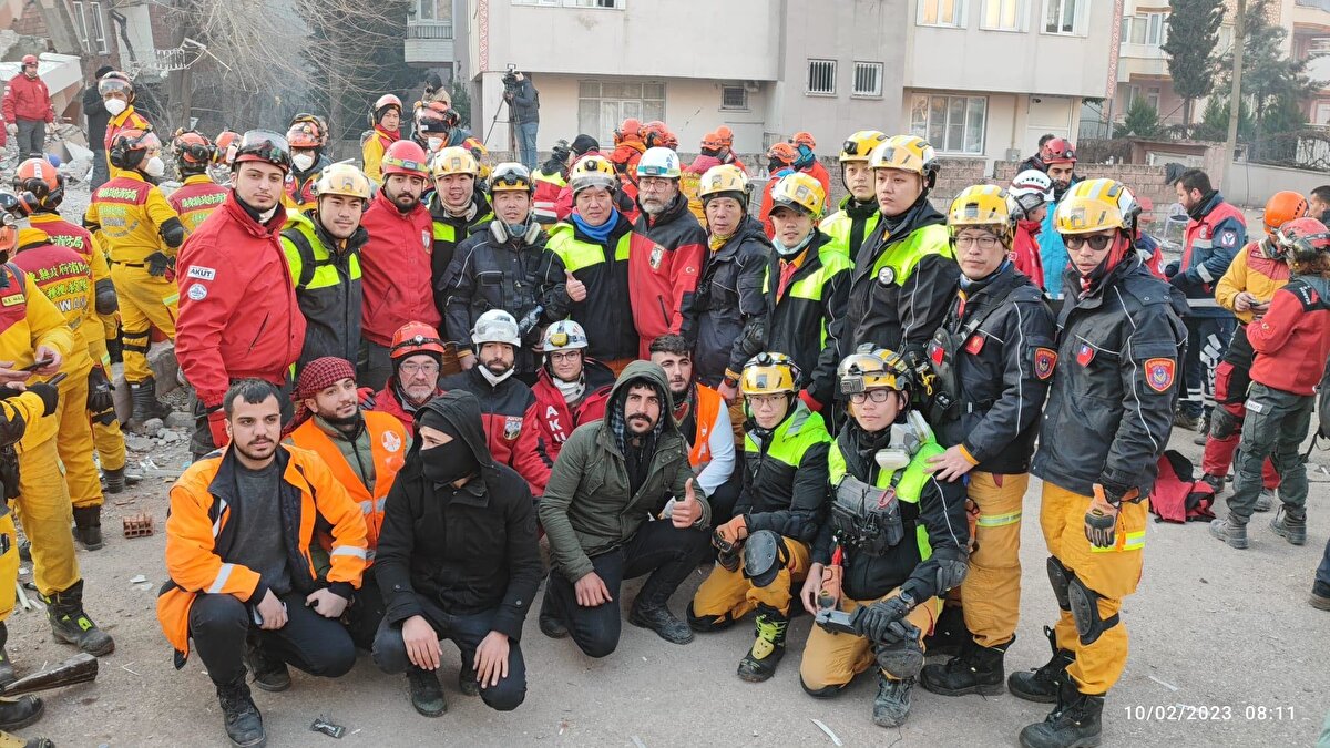 Adıyaman depremine de gitmiş<br><br>Eskişehir Seyitgazi'de çıkan yangında söndürme çalışmalarına destek olmak için önceki gün Ankara'dan giden AKUT gönüllüsü Bayram Eren Arslan şehit oldu. Endüstri mühendisi Bayram Eren Arslan'ın babası Gürsel Arslan, Ankara Adli Tıp Kurumu önünde beklerken gözyaşlarına boğuldu. Taziyeleri kabul eden Gürsel Arslan, oğlunun 15 yıldır AKUT gönüllüsü olduğunu, aynı zamanda Türk Hava Kurumu'nda çalıştığını, okullara giderek çocuklara model uçak eğitimi verdiğini söyledi. Gürsel Arslan, "Yaklaşık 15 senedir AKUT'a gidiyor. Orada dron kullanıyordu. Depreme gitti. 1,5 ay depremde kaldı. Hep en önde giderdi. Geldiğinde elleri mosmordu, artık tırnakları yoktu, uçları yoktu. Oğlum 'gitme' dedim. Bir hafta sonra tekrar gitti. Biz televizyondan izliyoruz; 'AKUT görevlileri iyi' diyoruz ama ben burada dokuz doğuyorum, 'bina yıkılır, şu olur, bu olur.' O kadar çok korkuyordum ki. Bir yerde de gurur da duyuyorsun tabii. Çünkü insanları kurtardıkça gurur duyuyorsun. Ellerini öyle gördükçe gurur duyuyorsun" dedi.