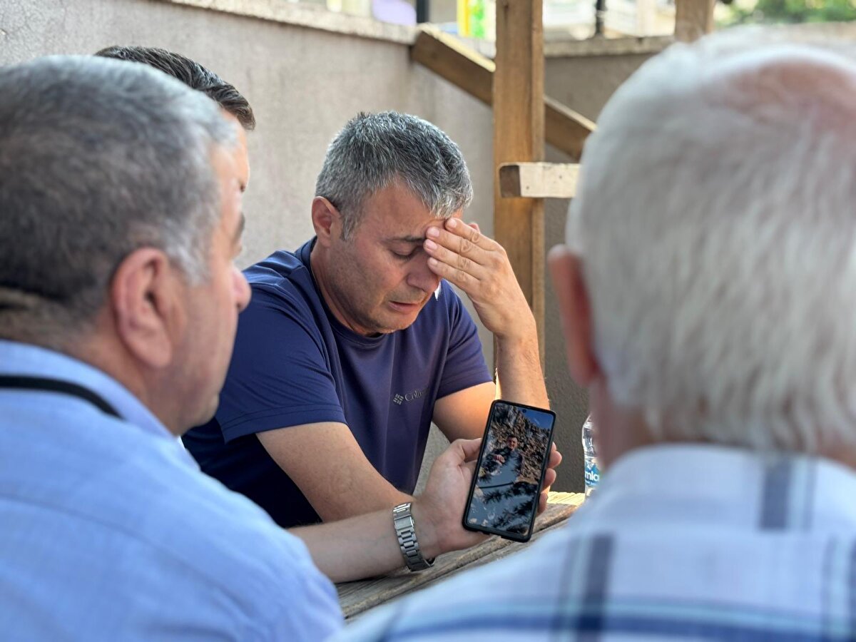 "Kaza yapar diye motoru sattırdık"<br>Gürsel Arslan, tatil planları yaptıklarını anlatarak, "Bodrum'a tatile gidecektik. Kızım 'Baba niye ağlıyorsun, abim o kadar insanı kurtardı, o kadar hayvan kurtardı, o kadar çiçekleri kurtardı cennete gitti, şehit oldu abim' dedi. 16 yaşındaki kızım söyledi. Ne kadar güzel yetiştiler. Hep insanlara bir şey yapardı. Endüstri mühendisliğini bitirdi. AKUT gönüllüsü, Türk Hava Kurumu gönüllüsüydü, planör eğitimi aldı. Kendi ofisini açtı mühendislik üzerine. O işi bırakıp AKUT eğitimine gidiyordu. 'Oğlum gitme işlerin zarar ediyor' diyordum, bırakıyor gidiyordu. En son Bursa'ya gitti, Bursa'da eğitim aldı. Bolu'da keçi kayboldu keçi kurtarmaya gitti, Çubuk'ta adam kayboldu adamı bulmaya gittiler. Motoru vardı motoru sattırdık 'kaza yapar' diye, araba aldırdık böyle bir şey oldu" ifadelerini kullandı.
