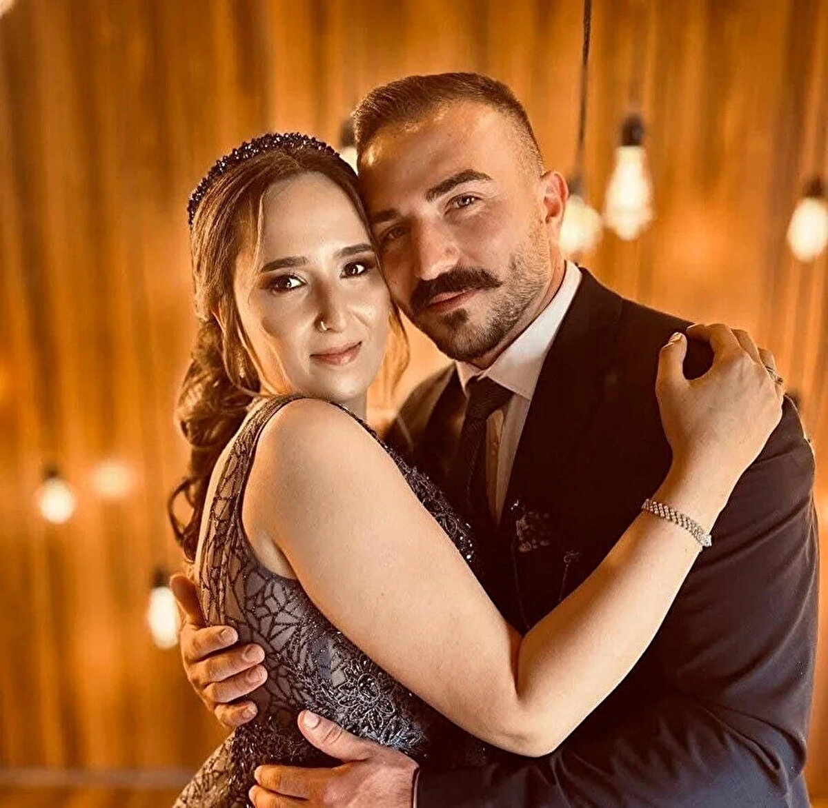 Tatil sonrası işe yeni başladığı öğrenilen Kocaman'dan geriye, eşiyle çekildiği fotoğraf kaldı.