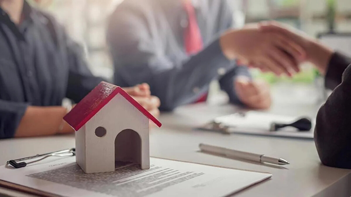 Gayrimenkul Sertifikası değer kaybederse ne olur?<br><br>Sertifikalar tıpkı hisse senetleri gibi piyasada arz-talep dengesine göre fiyatlanır. Değer kaybı yaşanabilir, ancak arkasında gerçek bir gayrimenkul projesi olması sertifikayı diğer yatırım araçlarından ayırır ve somut bir varlığa dayalı yatırım güvencesi sunar.