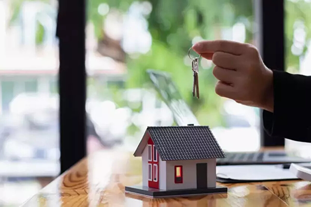 Gayrimenkul Sertifikası nedir?<br><br>Gayrimenkul Sertifikası, Sermaye Piyasası Kurulu (SPK) denetiminde geliştirilen ve Borsa İstanbul’da işlem gören bir yatırım aracıdır. Bu sistemde bir konut projesi, küçük yatırım paylarına bölünerek sertifika şeklinde yatırımcılara sunulur. Böylece, 7,59 TL gibi düşük tutarlarla yatırım yapılabilir, yeterli sayıda sertifika biriktirenler ise ilgili konutun tapu sahibi olabilir.