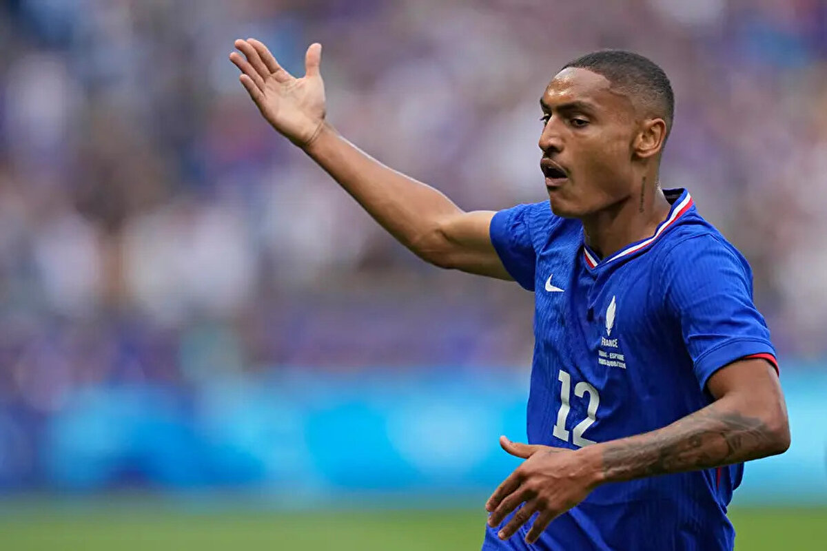 Dries Mertens ile yollarını ayırmasının ardından 10 numara pozisyonu için arayışlarını sürdüren Galatasaray'ın Stuttgart'ta forma giyen Enzo Millot ile anlaşma aşamasında olduğu ileri sürülürken, Fransız futbolcunun transferiyle ilgili sürpriz bir gelişme yaşandığı ortaya çıktı.<br><br>