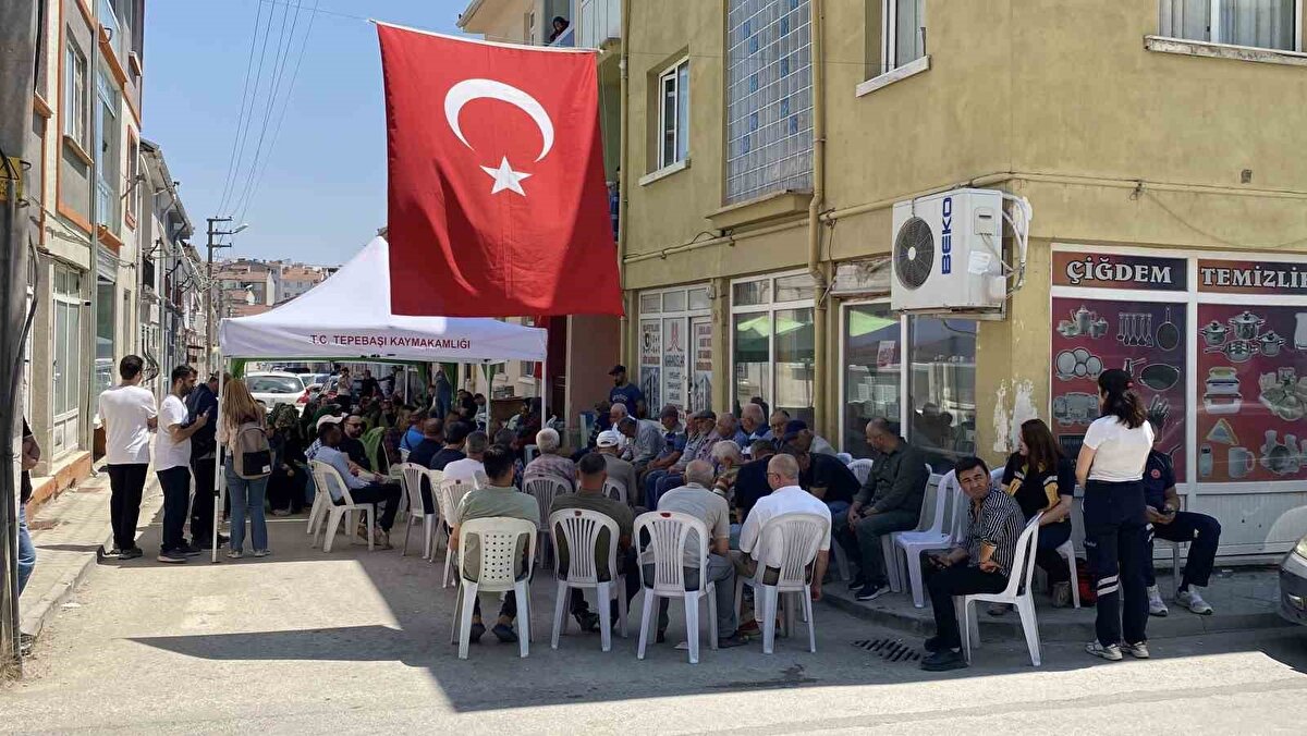 "İşine o kadar sadıktı, çok seviyordu"<br><br>Gazetecilere açıklamada bulunan acılı baba Salih Dereli, oğlu ile son olarak pazartesi günü öğle saatlerinde görüştüklerini söyledi. Salih Dereli, "Yandık. Kimse böyle olsun istemez. Bu zamana kadar hiç böyle olmadı. Takdiri ilahi, yapacak bir şey yok. 5 senedir ormanda çalışıyor, ondan önce de belediyedeydi. O, 10 senedir çalışıyor dozerde. 2 dozer birden yanmış orada. 2 operatör şehit, kurtulamamışlar. Bir ters gelmiş. Bilecik’teki nasıl dönüyor. Allah beterinden saklasın ama yandık işte. Bu kadar, yapacak bir şey yok. Evliydi, 2 çocuğu vardı. 1 oğlu, 1 kızı var. İşine o kadar sadıktı, çok seviyordu. En son pazar günü görüştük. Köye geldik, annelerini alıp geldiler. Mihalıççık’ta oturuyorlar. Seyitgazi’ye geldi, annesi de yanında duruyordu. Ben de köyde bekliyorum. En son orada gördüm. Pazartesi aradık, oradayken konuştum, ’Bir sıkıntı yok baba, iyiyiz. 3-4 dozer, arazözlere yol açıyoruz’ dedi. Yol açıyorlardı onlar. Pazartesi öğlen görüştük, bir daha da telefonlar çekmedi. Dağın başındalar ya. ’Ara sıra bizi ara oğlum’ dedik ama arayamadı" ifadelerini kullandı.