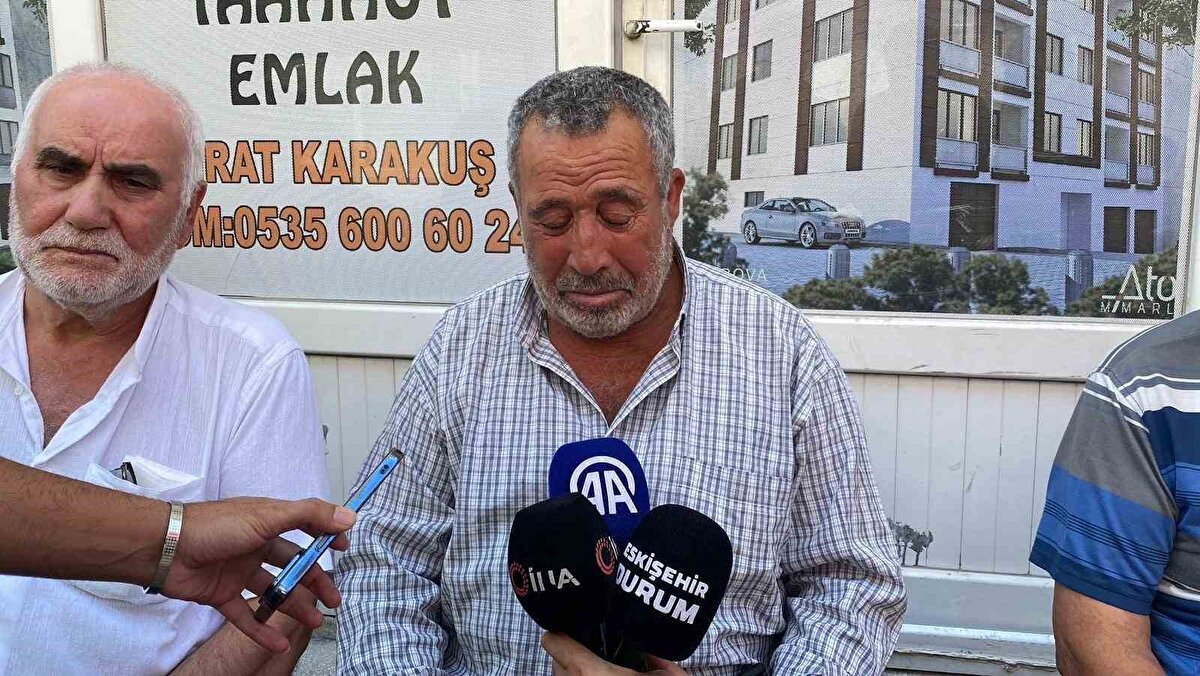 Seyitgazi ilçesinde orman yangınına müdahale ederken alevlerin ortasında kalan ve aralarında dozer operatörü Eyüp Dereli’nin de bulunduğu 10 görevli şehit oldu. Dereli’nin Ankara Adli Tıp Kurumu’na gönderilen cenazesinin Eskişehir’e getirilmesi beklenirken, Çamlıca Mahallesi Fisun Sokak’ta taziye çadırı kuruldu. Sokağın başına dev Türk bayrağı asıldı. Acılı aile yakınları ve sevenleri gözyaşları içinde beklerken Tepebaşı Kaymakamı Saadettin Yücel, taziye çadırına gelerek aileye geçmiş olsun temennisinde bulundu. Kaymakam Yücel’in aileye başsağlığı dilemesinin ardından şehitler için dua okundu.