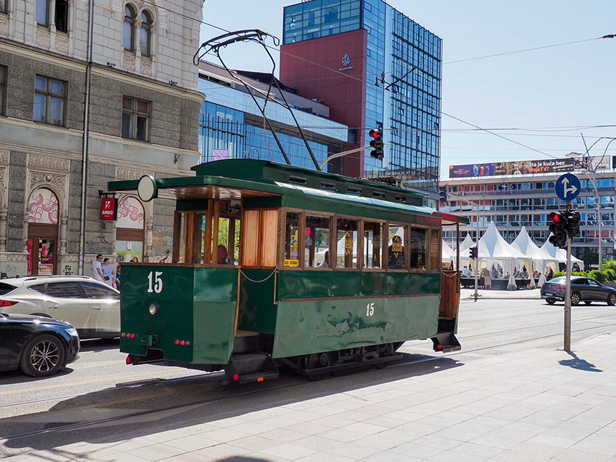 "Tram 1895" ismini alan nostaljik tramvayın hafta içi sabah ve akşam, hafta sonu ise tüm gün Başçarşı-Tren İstasyonu güzergâhında faaliyet göstereceği kaydedildi.