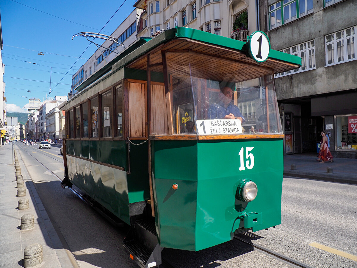 Trafiğe çıkan tramvay Saraybosna'ya ilk elektriğin geldiği 1895'te kullanılan ilk elektrikli tramvayın olma özelliği taşıyor