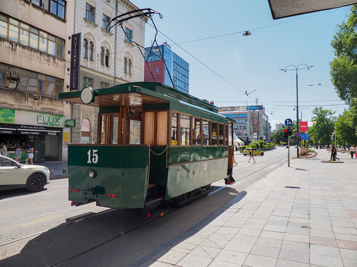 Tramvay, Saraybosna'nın en çok kullanılan ulaşım araçlarından birisi olurken, 19. yüzyılın sonlarında ilk kez faaliyete geçirilen nostaljik tramvay da onarım ve bakım işlemlerinin ardından bugün itibarıyla ziyaretçilerini başkentte gezdirmeye başladı.