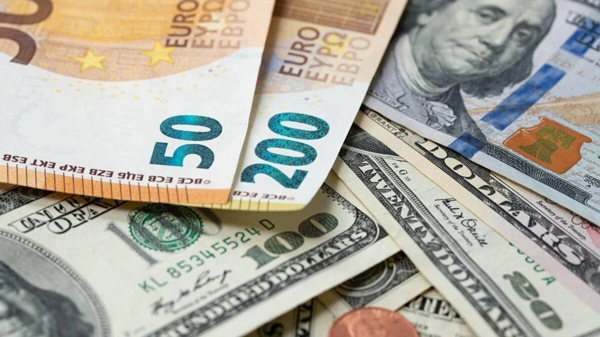 Dolar ve Euro durağan seyrediyor<br><br>Kur cephesinde ise Merkez Bankası'nın faiz indirimi büyük bir sıçrama yaratmadı. DolarTL, dün yüzde 0,1 yükselişle 40,4460 seviyesinden kapanmıştı. Bugün sabah 09.45 itibarıyla dolarTL 40,4770 seviyesindeydi.<br><br>Saat 14.20 itibarıyla ise dolar kuru 40,4797 TL seviyesine yerleşti. Euro cephesinde de benzer bir tablo yaşandı; sabah 47,7580 seviyesinden işlem gören euro, faiz kararı sonrasında 47,6862 TL’ye hafif bir gerileme yaşadı. Sterlin ise gün içinde 55,0740 TL civarında işlem gördü.