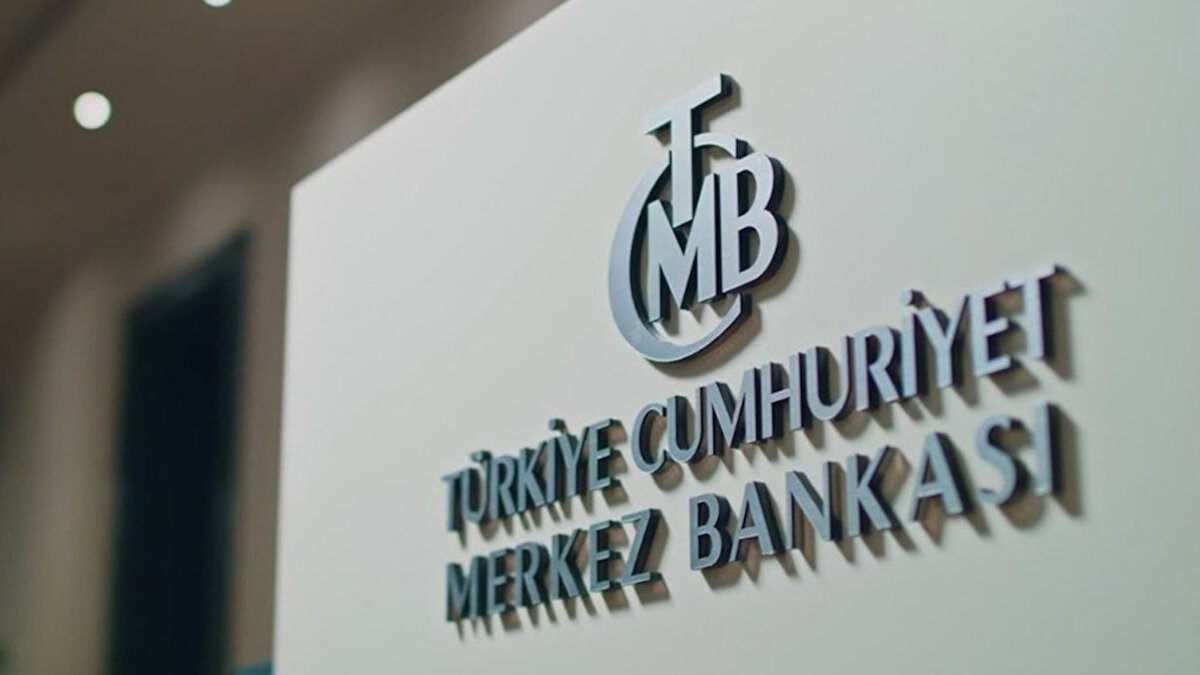 Ekonomi gündeminin haftalardır odağında olan Türkiye Cumhuriyet Merkez Bankası (TCMB), Temmuz ayı Para Politikası Kurulu (PPK) toplantısında beklenen kararını açıkladı. Saat 14.00’te duyurulan kararla birlikte Merkez Bankası politika faizini 300 baz puan indirerek yüzde 46’dan yüzde 43 seviyesine çekti. Bu indirim, yaklaşık 3 ay aradan sonra gelen ilk faiz düşüşü oldu.
