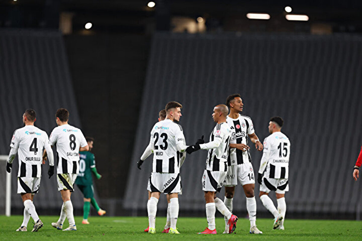 Siyah beyazlı takımın, Arda Turan'ın çalıştırdığı Ukrayna ekibi ile oynayacağı maç öncesi endişelendiren bir olay yaşandı.<br><br><br>