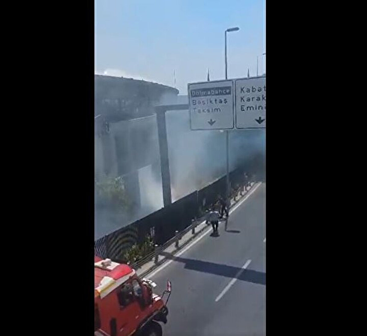Maçın oynanacağı saatlere yaklaşırken Tüpraş Stadyumu çevresinde henüz bilinmeyen bir sebeple yangın çıktı.<br><br>