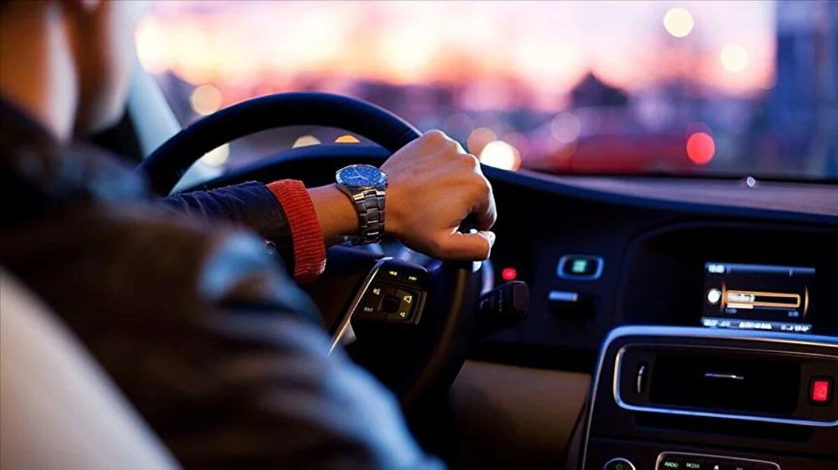 Motor hacmi kriteri güncellendi: 1300 cc sınırı 1400 cc’ye çıkarıldı<br><br>ÖTV matrah sistemi içindeki önemli eşiklerden biri olan motor hacmi kriteri de değiştirildi. Daha önce 1300 cc ve altı motor hacmi ÖTV açısından avantajlı kabul edilirken, yeni düzenlemeyle bu sınır 1400 cc’ye çıkarıldı. Bu durum, daha geniş hacimli bazı araçların da düşük dilimden vergilendirilmesini sağlayabilecek.