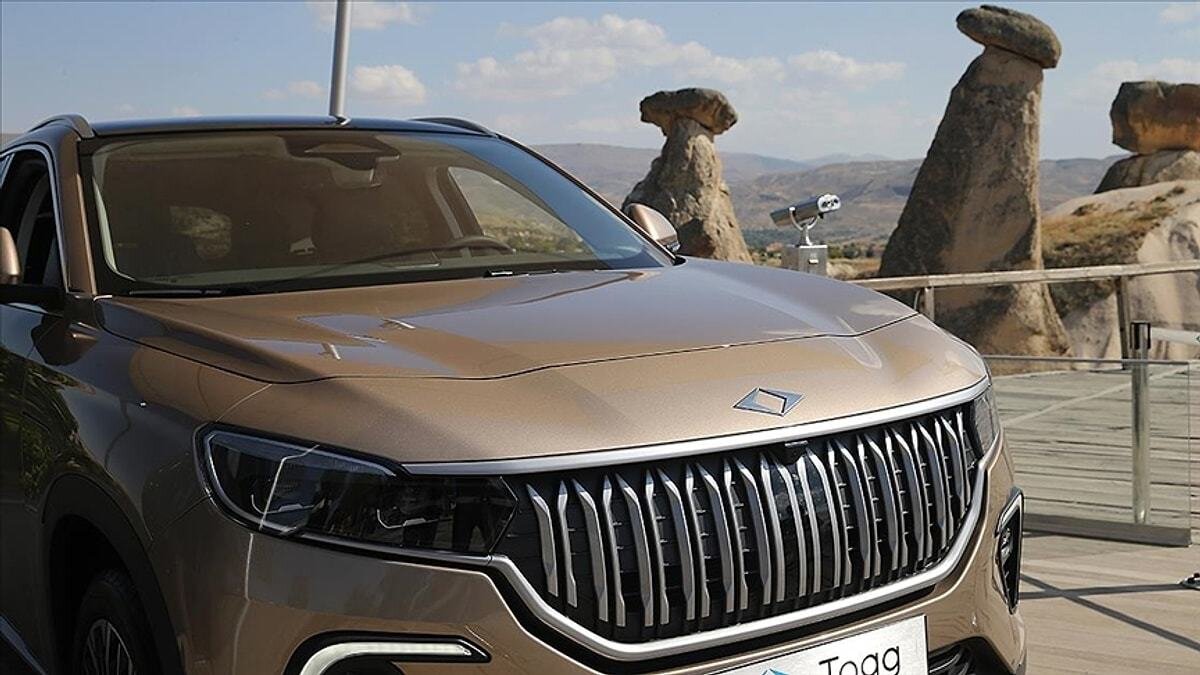 Elektrikli otomobilde en düşük vergi yüzde 25 oldu<br><br>Yeni ÖTV düzenlemesine göre elektrikli araçlarda uygulanan en düşük vergi oranı yüzde 10'dan yüzde 25'e çıkarıldı. Lüks segmentteki elektrikli araçlar için bu oran sırasıyla yüzde 55, yüzde 65 ve yüzde 75 olarak güncellendi. Yerli ve milli otomobil Togg’un modelleri de bu kapsamda yeniden fiyatlandırıldı.