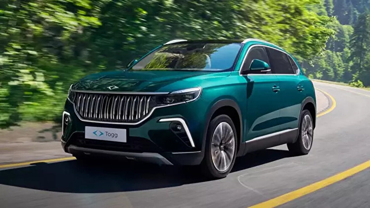 Türkiye'de otomobil sektörünü yakından ilgilendiren Özel Tüketim Vergisi (ÖTV) düzenlemesi, elektrikli araç sahiplerini ve Togg almak isteyen vatandaşları doğrudan etkiledi. Yeni ÖTV düzenlemesi ile birlikte elektrikli araçlardaki vergi oranları yeniden belirlendi. Bu değişiklikle beraber Togg fiyatları da zamlandı. Togg güncel fiyat listesi, ÖTV artışıyla beraber önemli ölçüde değişti. Peki, yeni ÖTV düzenlemesi sonrası Togg fiyatları ne kadar oldu?