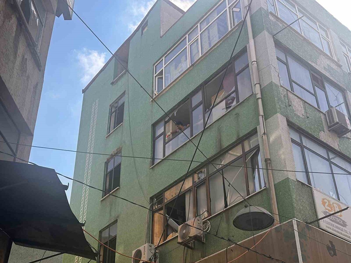 Beyoğlu Emek Yemez Mahallesi Porsuk Sokak’ta dün saat 21.30 sıralarında meydana gelen olayda büfedeki 12 kilogramlık 2 tüp patlamış, patlamanın etkisiyle üst katında temizlik malzemeleri satan dükkanın da bulunduğu 2 katlı bina tamamen çökmüştü. Olayda ölen ya da yaralanan olmazken, enkaz kaldırma çalışması başlatılmıştı.