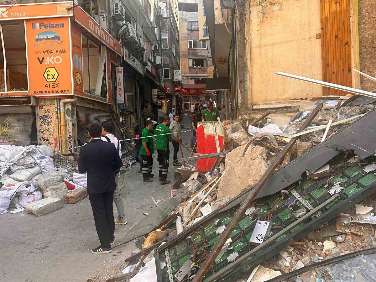 Patlamanın şiddetiyle yerle bir olan 2 katlı binanın enkazı havadan görüntülendi. Patlamanın şiddeti gün ağırınca ortaya çıkarken, görüntülerde ortalığın adeta savaş alanına döndüğü görülüyor.