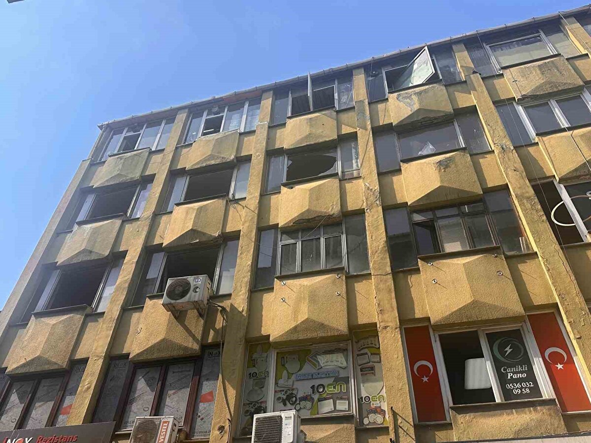 Patlamanın şiddetiyle 2 sokak arkadaki binalar da zarar gördü<br>Çalışmalar sürerken, patlamanın şiddetiyle 2 sokak arkadaki işyerleri ve binaların da zarar gördüğü belirlendi. Büyük bir facianın eşiğinden dönülürken, vatandaşlar ortaya çıkan manzara karşısında şoke oldu. Sabahın erken saatlerinde işyerlerini açmaya gelen esnaf ise hasarı belirledi. Ardından camları kırılan işyerlerini temizlemeye başladı.