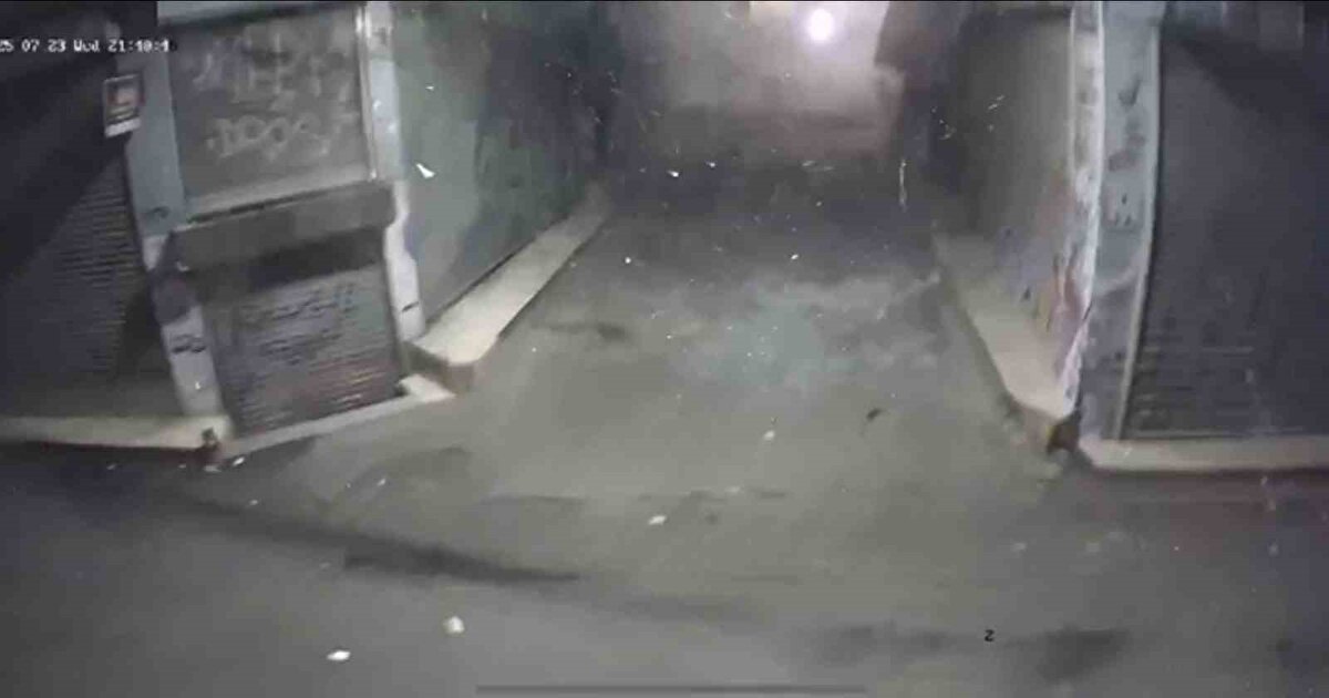 Hüseyin Siper isimli esnaf, "Şu anda hasar tespit çalışmaları başladı. Sonucu bekliyoruz. Vitrin yıkıldı. Camlarımız kırıldı. Olayı sabah duyduk. Olay gece olmuş" dedi.